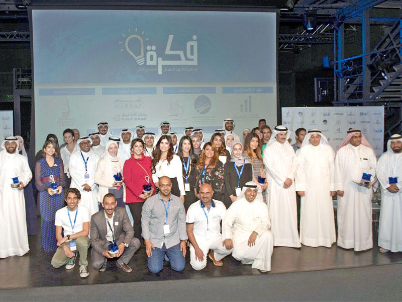 صورة جماعية للمشاركين والمرشدين والجهات الراعية في الحفل الختامي