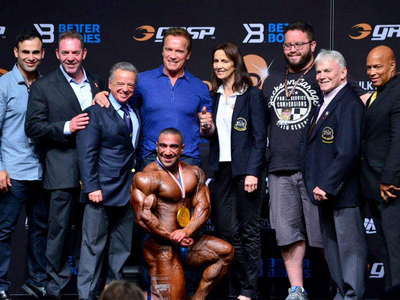 شوارزنيغر ورئيس الاتحاد الدولي لكمال الاجسام سانتونجا ونائبه بول غراهام مع الفائز أحمد أشكناني في «أرنولد كلاسيك أستراليا 2017»