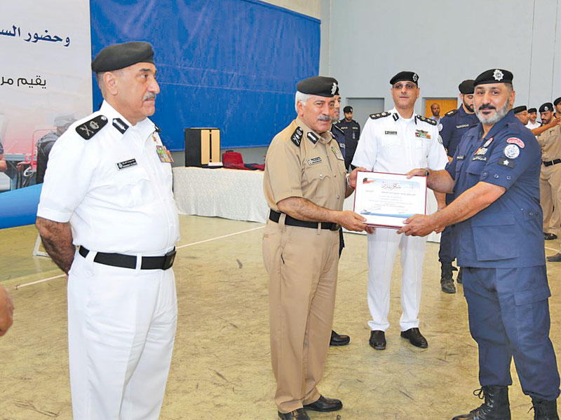 الدوسري مكرماً أحد المشاركين بحضور اليوسف