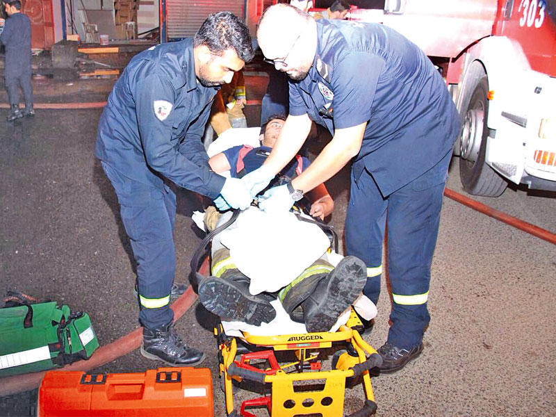 نقل إطفائي مصاب