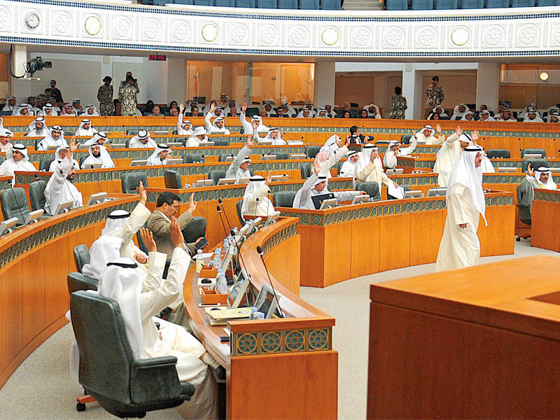 المجلس يوافق برفع الأيدي في جلسة أمس (تصوير عبدالله الخلف)