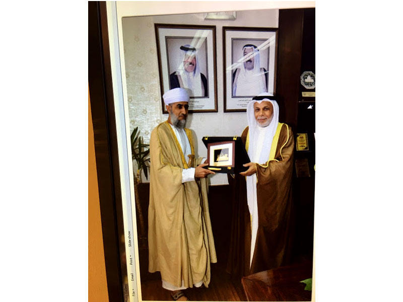 المطاوعة يتسلم هدية تذكارية من رئيس الوفد العُمانيn