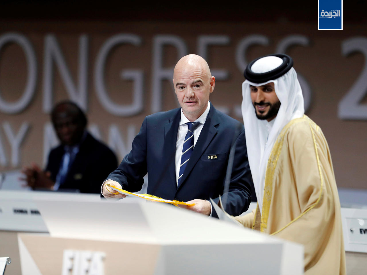 رئيس «فيفا» جياني إنفانتينو مع رئيس المجلس الأعلى للشباب والرياضة البحريني الشيخ ناصر بن حمد خلال مؤتمر الفيفا السادس والستين في المنامة