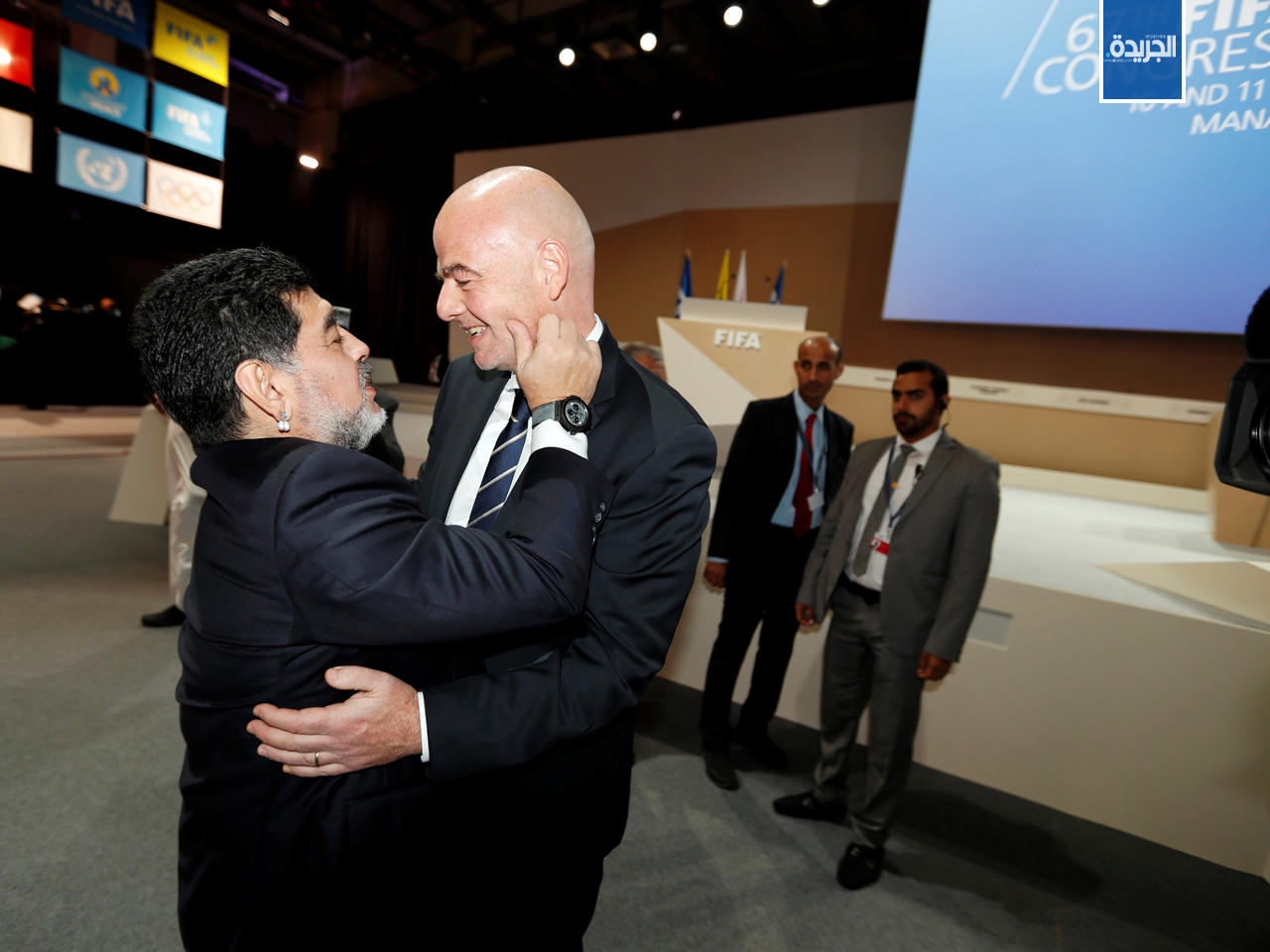 رئيس فيفا جياني إنفانتينو يحيي أسطورة كرة القدم الأرجنتينية دييغو مارادونا في مؤتمر الاتحاد الدولي السادس والسبعين في المنامة