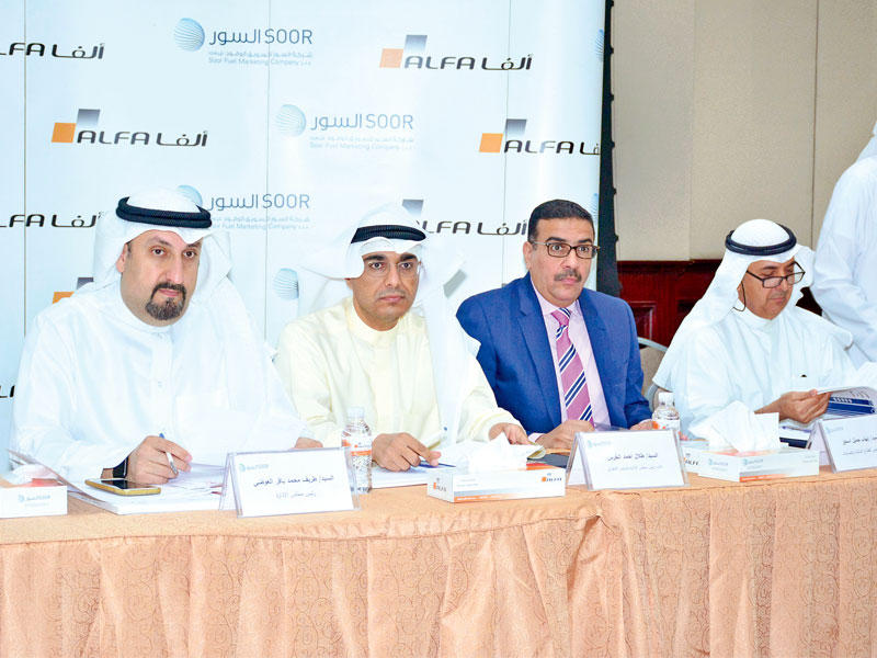 العوضي (من اليسار) خلال الجمعية العمومية