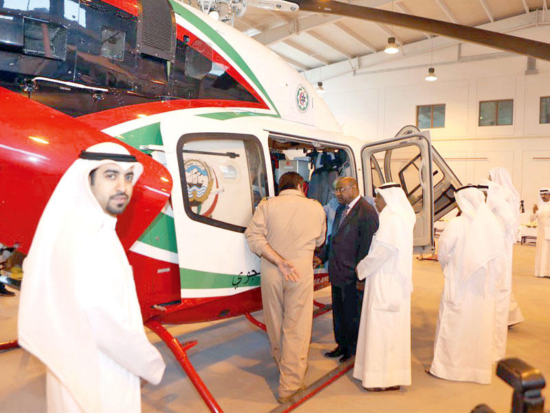 الخشتي يعاين إحدى مروحيات الإسعاف الجوي خلال تدشين المركز