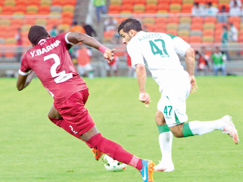 سباق على الكرة في لقاء سابق بين الأهلي والفيصلي