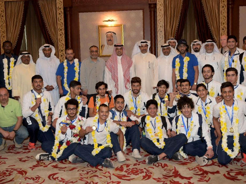 فليطح يتوسط وفد المبارزة في مطار الكويت 