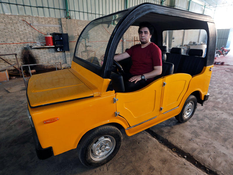 أحمد سعيد عمر (35 عاماً)، صانع السيارة المصرية منافسة التوك توك، يجرب أمس الأول  إحدى العربات التي تم تجميعها في مصنع محلي بالجيزة والتي تباع بنحو 30 الف جنيه  (حوالي 500 دينار كويتي) tttttttttt             (رويترز)
