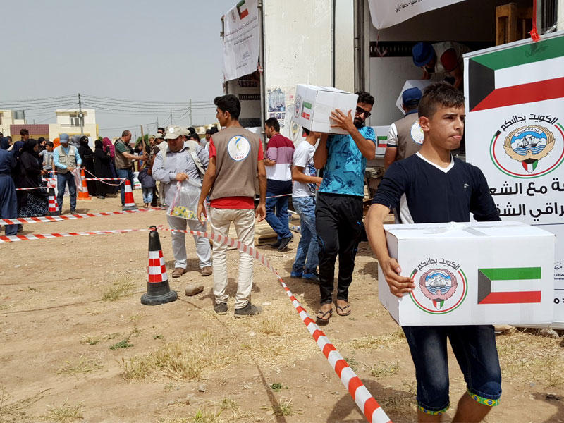 جانب من توزيع المساعدات الكويتية على النازحين العراقيين في أربيل