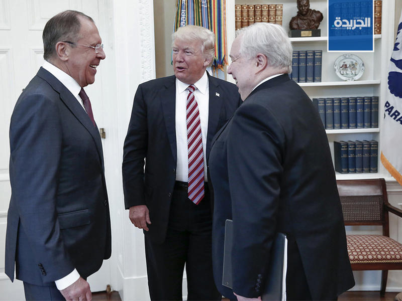 ترامب مبتسما وهو يتحدث مع لافروف و إلى جانبهما السفير الروسي في واشنطن سيرغي كيسلياك.
