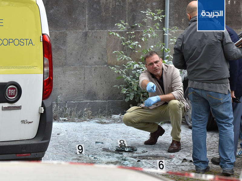 السلطات الايطالية تعاين مكان الحادث.