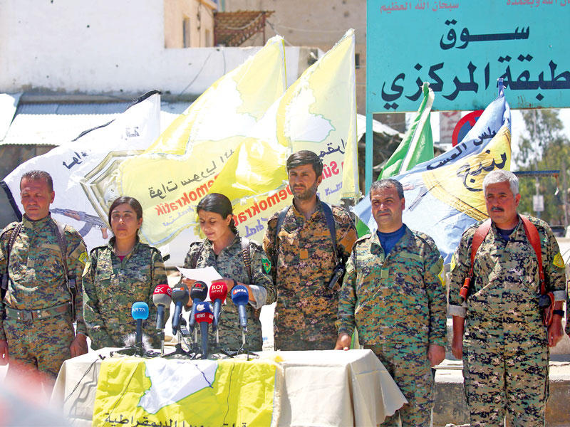 مؤتمر صحافي لقيادة «قسد» في مدينة الطبقة أمس (أ ف ب)