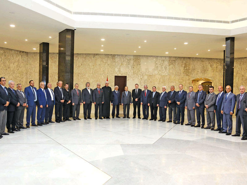 عون متوسطاً وفداً من رؤساء بلديات ومخاتير قضاء المتن أمس (دالاتي ونهرا)