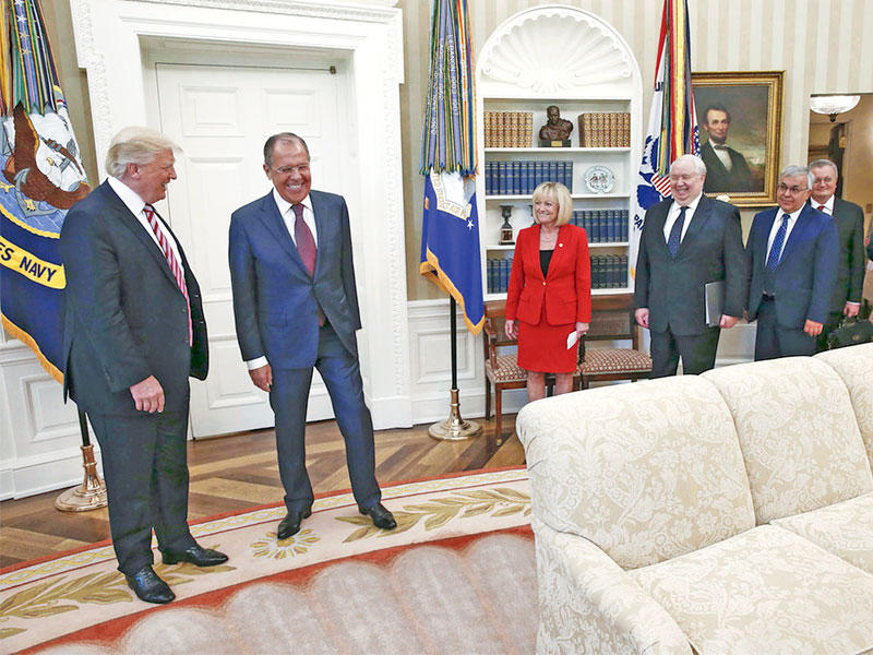 الصورة الروسية التي أغضبت البيت الأبيض لترامب محتفياً بلافروف في المكتب البيضاوي يوم الآربعاء (أ ف ب)