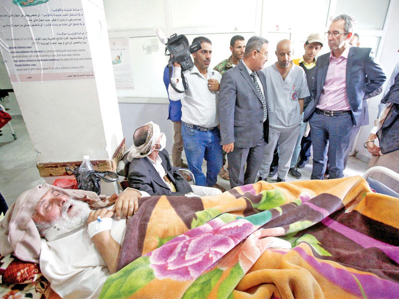 مدير العمليات في اللجنة الدولية للصليب الأحمر دومينيك ستيلهارت خلال جولة بمستشفى في صنعاء أمس (رويترز)