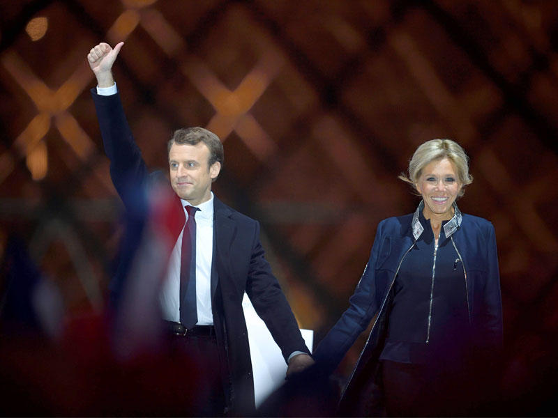 الرئيس الفرنسي المنتخب إيمانويل ماكرون وزوجتة
