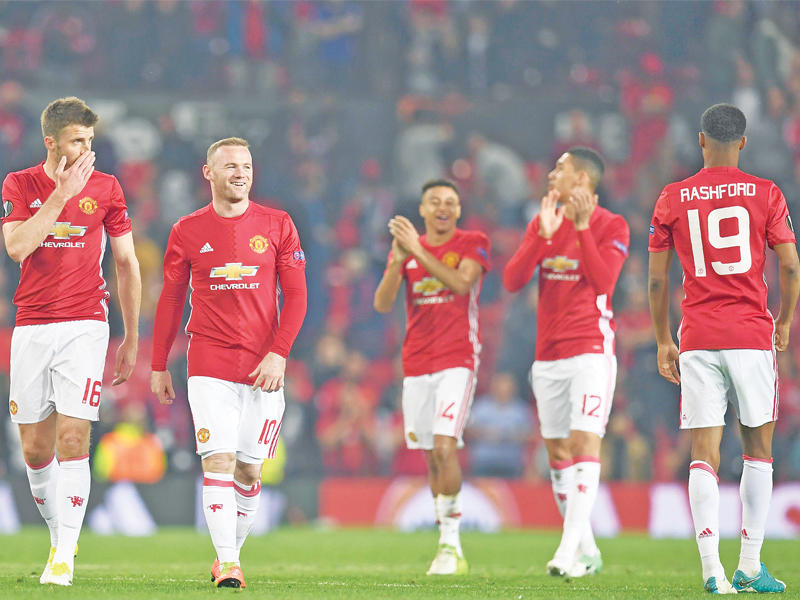 لاعبو مانشستر يونايتد بعد التأهل 