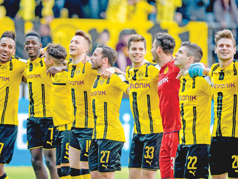 لاعبي بروسيا دورتموند في مباراة سابقةn