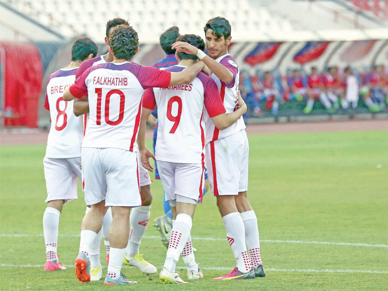 فرحة لاعبي الكويت بعد الفوز على الشباب