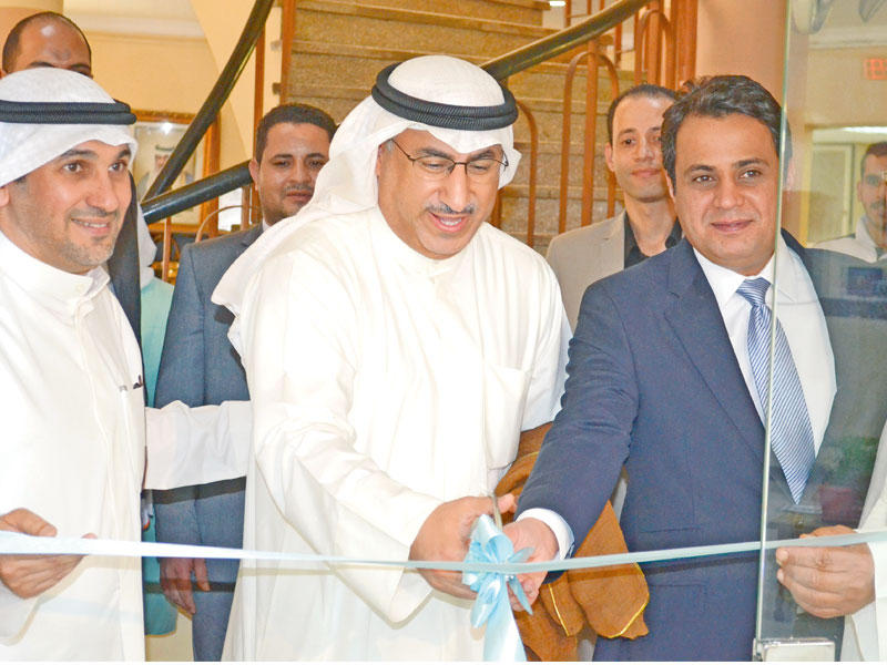 الفارس خلال افتتاحه صالة معاملات الطلبة في المكتب الثقافي بالقاهرة