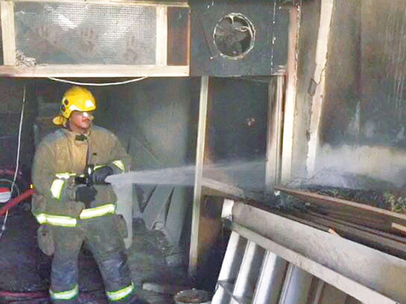 رجل الإطفاء يكافح الحريق