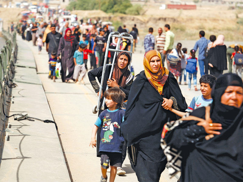 فارون من الموصل يعبرون نهر دجلة أمس (رويترز)n