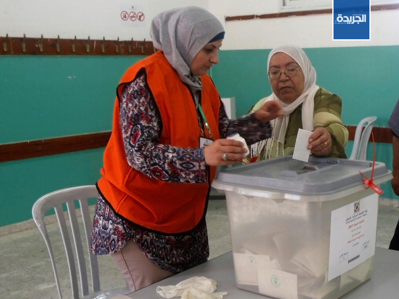 امرأة فلسطينية تقترع في إحدى مراكز الاقتراع خلال الانتخابات البلدية في بلدة عنبتا بشمال الضفة الغربية