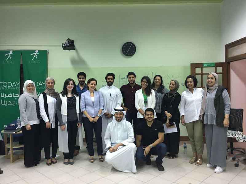 رنا حلبي تتوسط فريق «لوياك» والمتطوعين