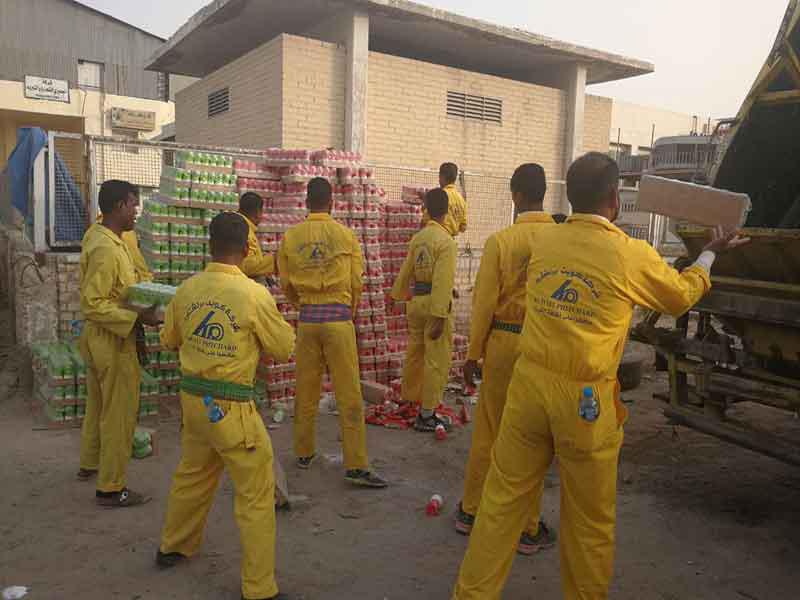 جانب من إتلاف المواد الغذائية الفاسدة