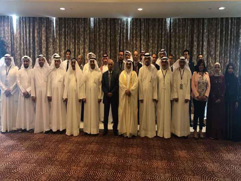 عادل الصرعاوي متوسطا المشاركين خلال انطلاق اللقاء التدريبي