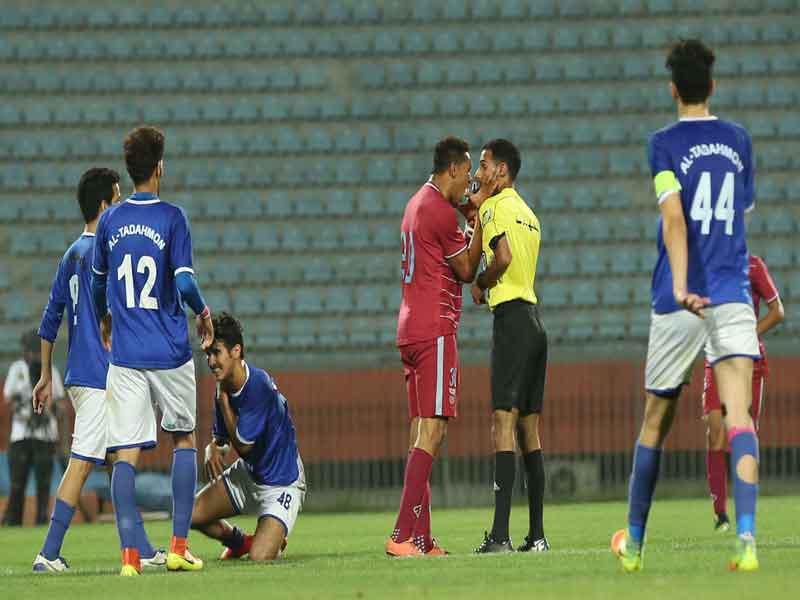 جانب من محاولة اعتداء أحد اللاعبين على الحكم