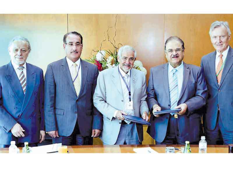 الساير والعوضي يتبادلان وثائق اتفاقية التعاون 