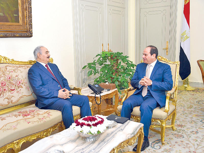 السيسي مستقبلا حفتر في القاهرة أمس (الرئاسة المصرية)