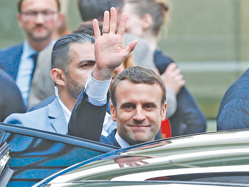 ماكرون بعد لقاء مع مرشحي حركته للانتخابات التشريعية في متحف بباريس أمس ttt (أ ف ب)