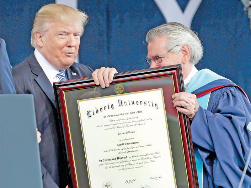 ترامب يتسلم شهادة دكتوراه فخرية من جامعة ليبرتي في فرجينيا أمس t(رويترز)