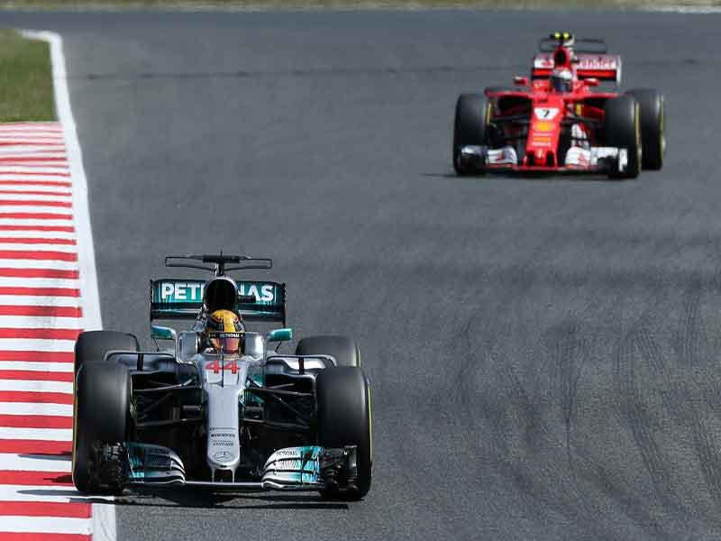 هاميلتون سائق مرسيدس وخلفه رايكونن سائق فيراري خلال التجارب