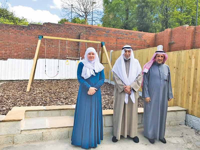 المذكور مع مديرة الدارين أمينة بليك