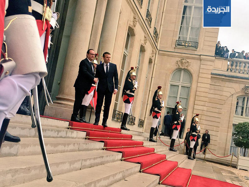 استقبل هولاند الرئيس المنتخب امام قصر الاليزيه.