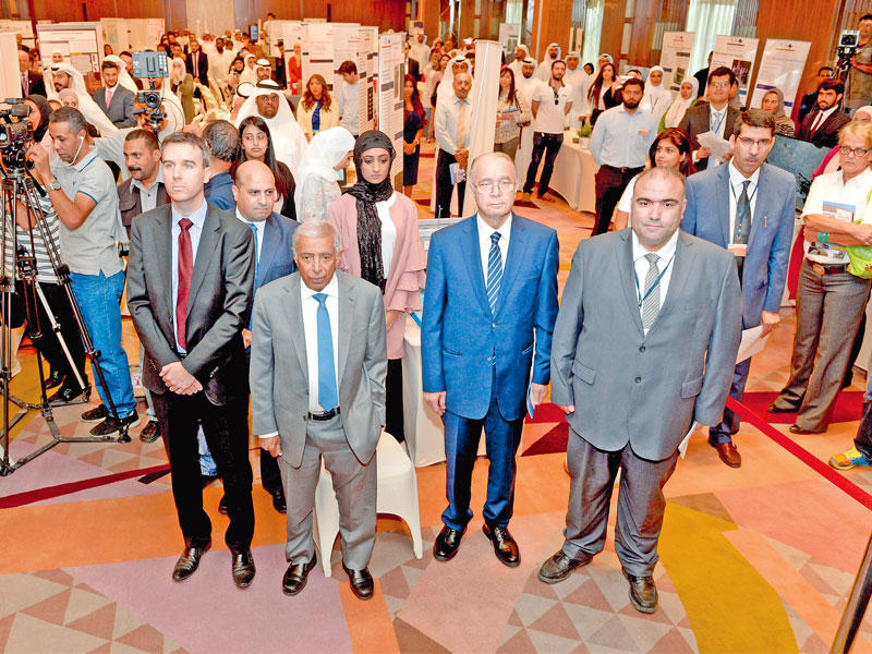 الشرهان متوسطاً الحضور في المعرض (تصوير نوفل إبراهيم)