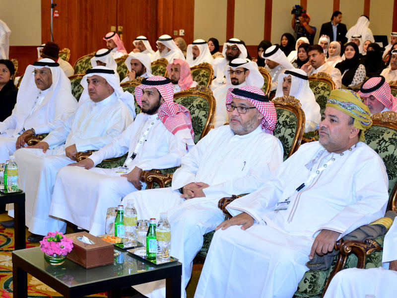 المطيري متوسطاً ضيوف المنتدى (تصوير جمال عبدالله)