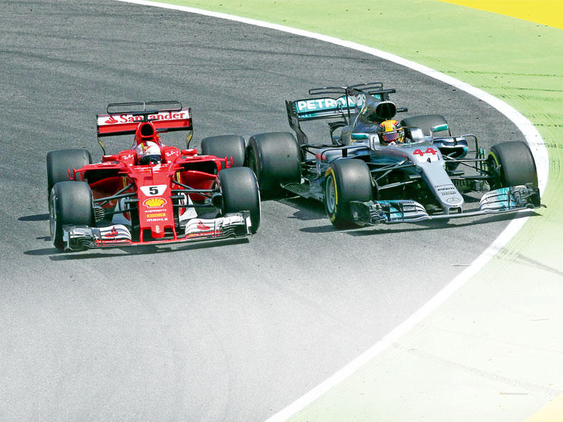 هاميلتون يحاول تجاوز فيتيل خلال السباق