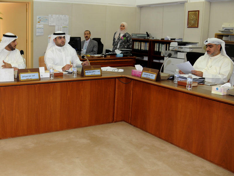 اجتماع اللجنة التشريعية أمس	(تصوير عبدالله الخلف)