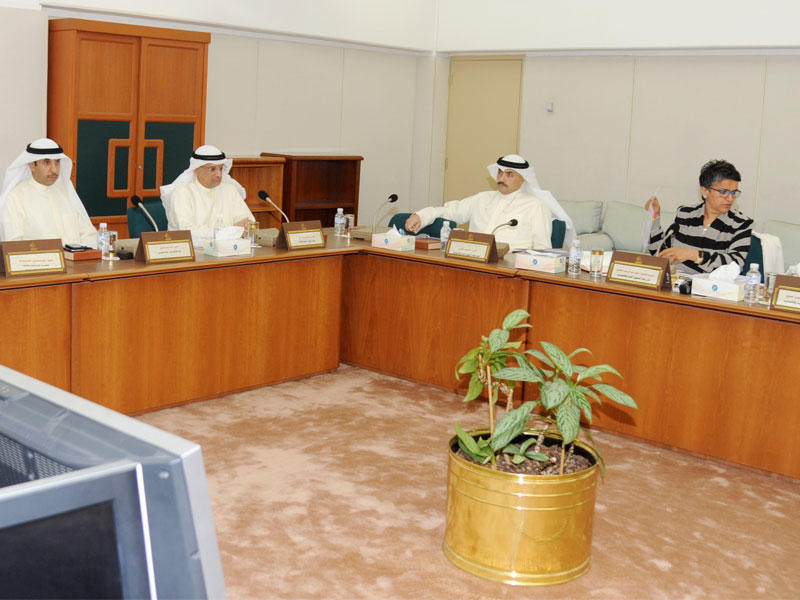 جانب من اجتماع اللجنة المالية أمس
