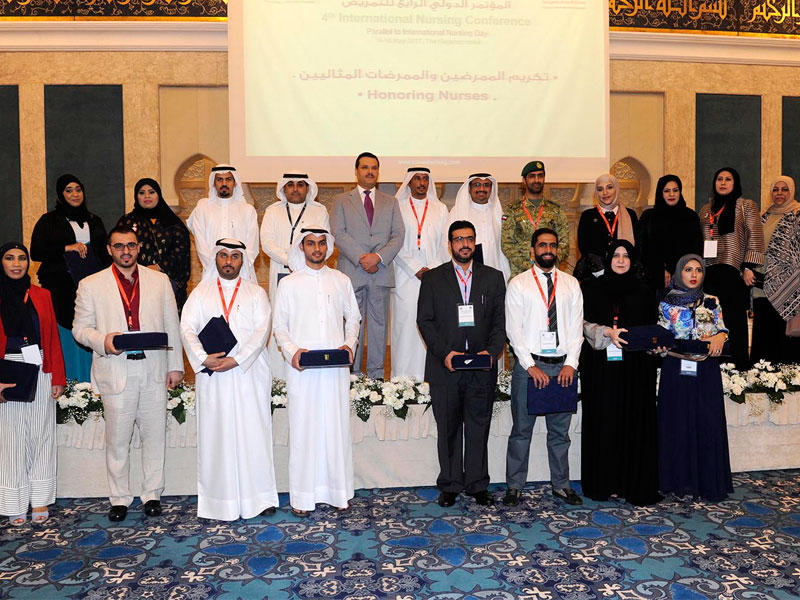 الحربي يتوسط الحضور خلال افتتاح المؤتمر الدولي الرابع للتمريض