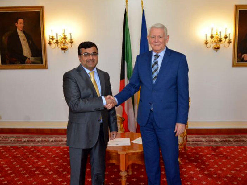 وزير خارجية رومانيا مستقبلاً السفير الهاجري 