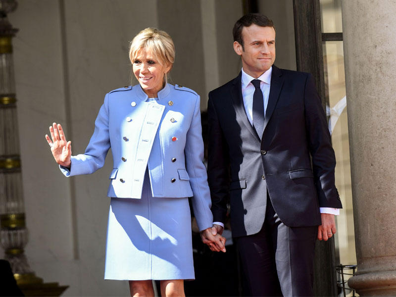 الرئيس الفرنسي الشاب إيمانويل ماكرون وزوجته بريجيت ماكرون المعروفة بلقب «بيبي»