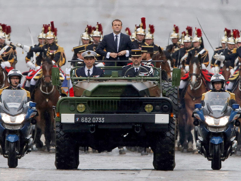 ماكرون خلال استعراض عسكري في الشانزليزيه اليوم (أ ف ب)
