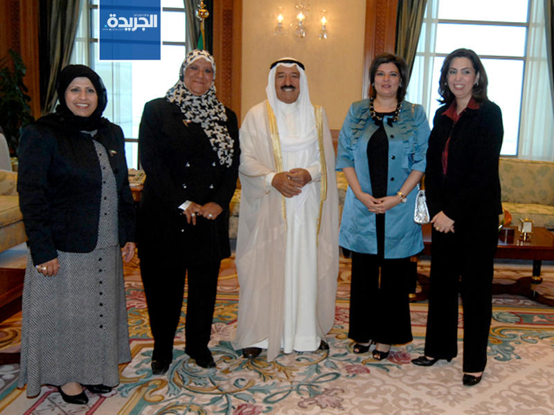 حضرة صاحب السمو أمير البلاد الشيخ صباح الاحمد أثناء استقباله الفائزات بعضوية مجلس الامة 2009.