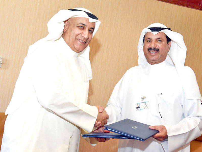 الأثري عقب توقيعه الاتفاقية مع الفليج